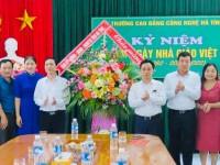 Phó Bí thư Thường trực Tỉnh ủy Trần Thế Dũng chúc mừng Trường Cao đẳng Công nghệ Hà Tĩnh