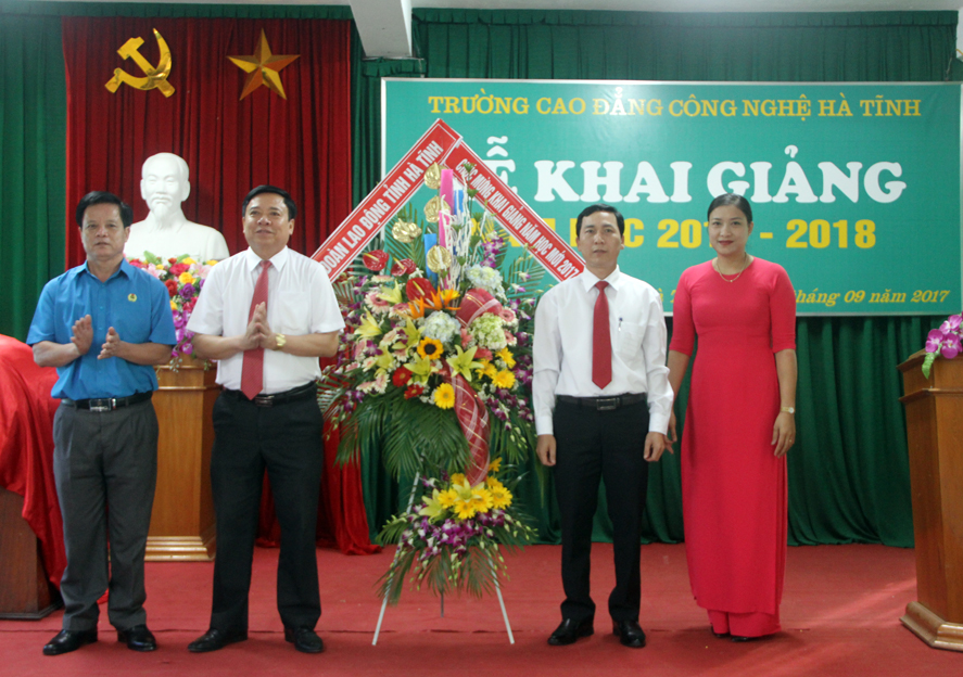 Liên đoàn Lao động tỉnh Hà Tĩnh tặng hoa chúc mừng Nhà trường
