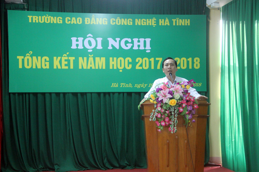 Thầy Nguyễn Trọng Tấn, Hiệu trưởng Nhà trường phát biểu tại buổi lễ