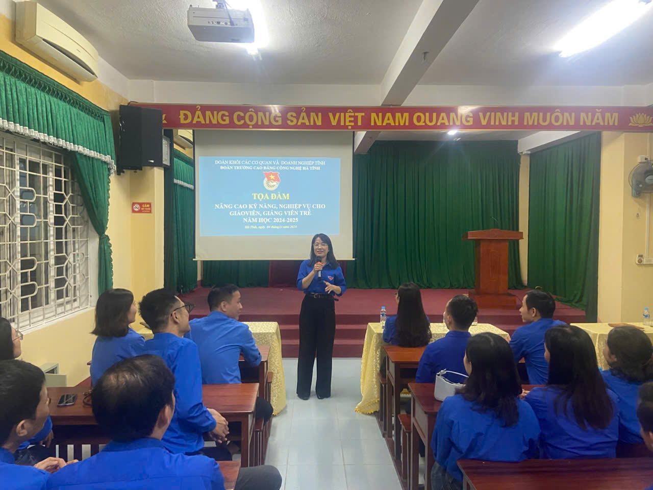 Tọa đàm nâng cao kỹ năng, nghiệp vụ cho giáo viên, giảng viên trẻ tại Trường Cao đẳng Công nghệ Hà Tĩnh